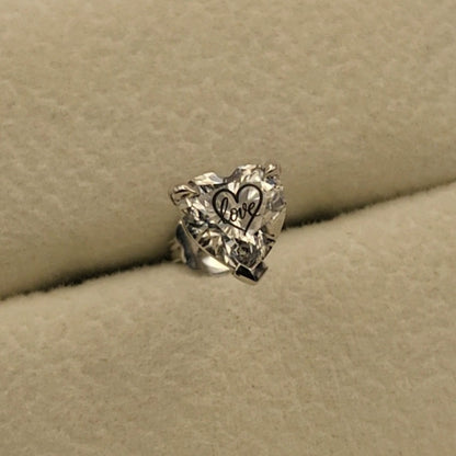 עגיל יהלום מעבדה לב עם חריטת לייזר לב Love – זהב 14 קראט צהוב/לבן/רוז גולד – עגיל ייחודי עם מסר אהוב