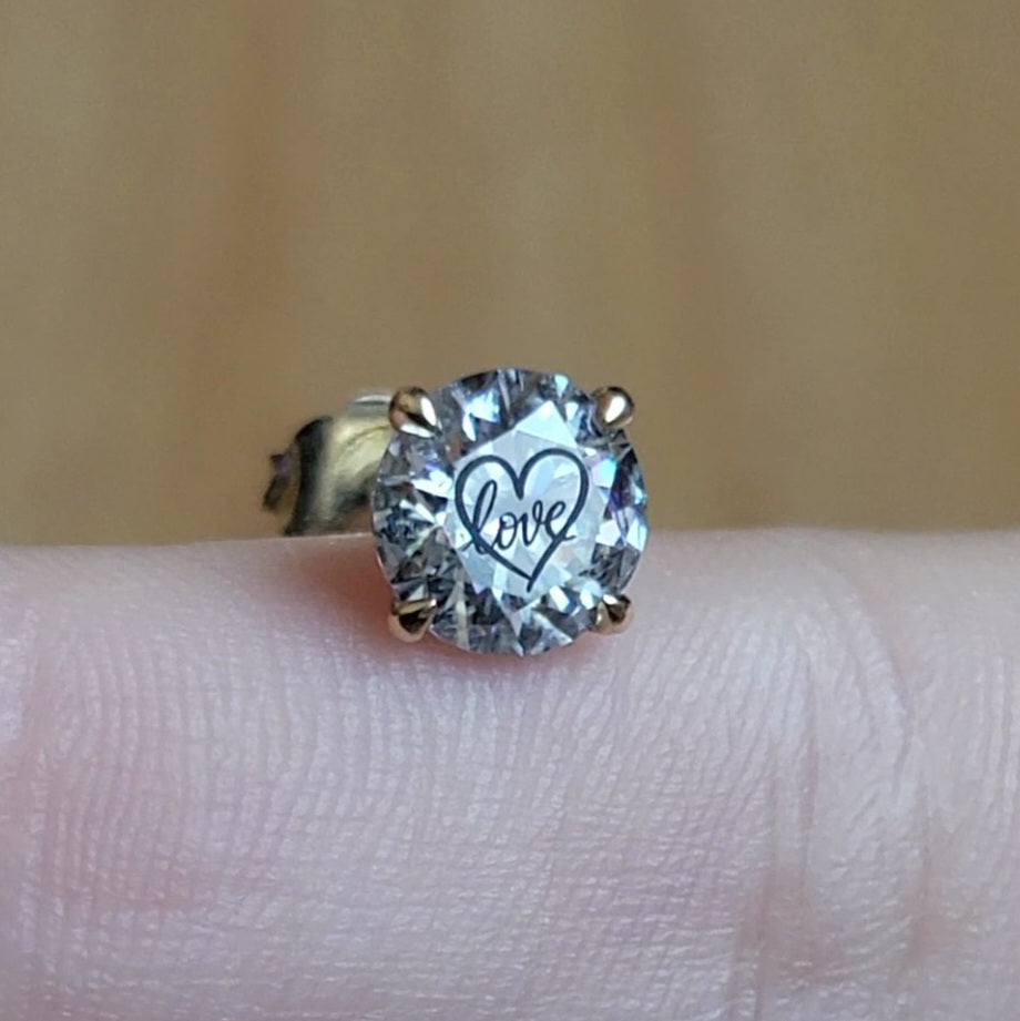 עגיל יהלום מעבדה עגול עם חריטת לייזר לב Love – זהב 14 קראט צהוב/לבן/רוז גולד