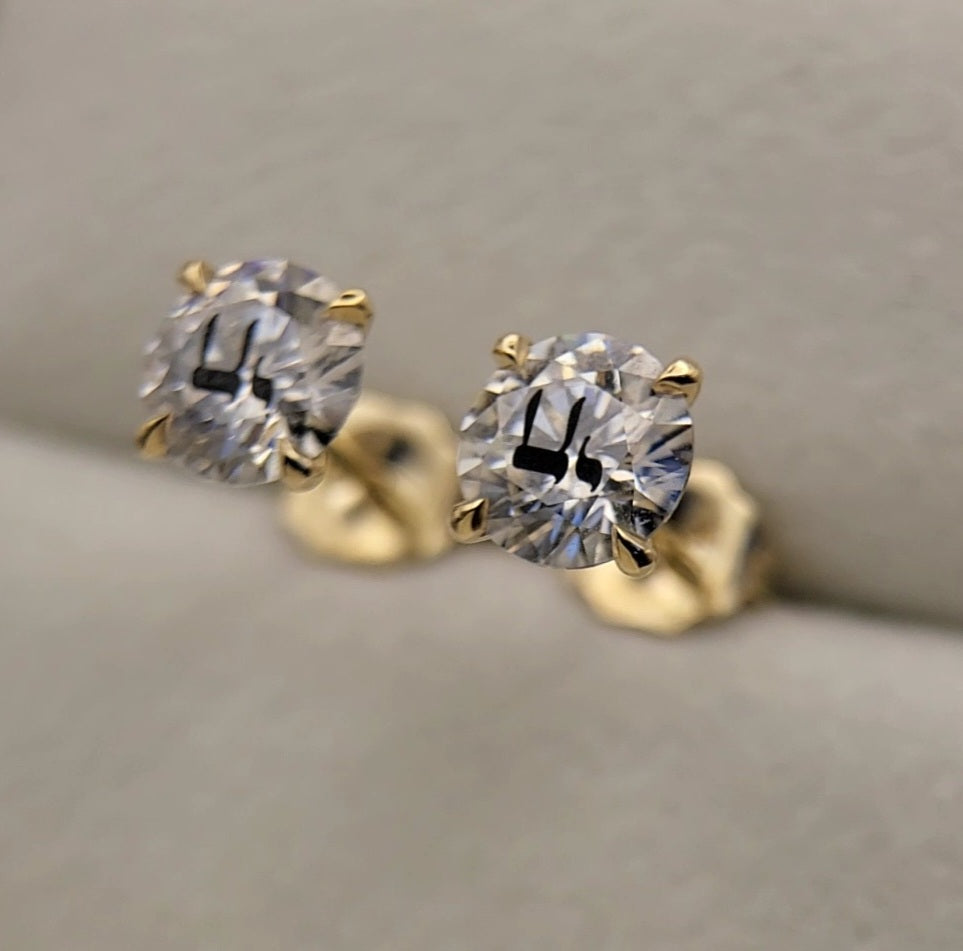 זוג עגילי אבן מוסונייט עגולים עם חריטת לייזר חי – זהב 14 קראט צהוב/לבן/רוז גולד – עגיל ייחודי עם מסר רוחני