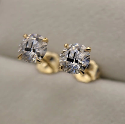 זוג עגילי אבן מוסונייט עגולים עם חריטת לייזר חי – זהב 14 קראט צהוב/לבן/רוז גולד – עגיל ייחודי עם מסר רוחני