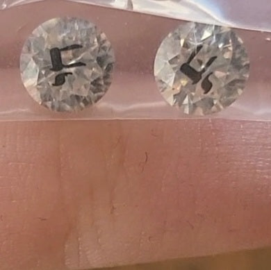 זוג עגילי אבן מוסונייט עגול עם חריטת לייזר חי - כסף 925