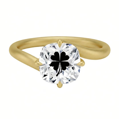 טבעת טוויסט יהלום מעבדה קושן עם חריטת לייזר תלתן - זהב 14 קראט לבן/צהוב/רוז גולד