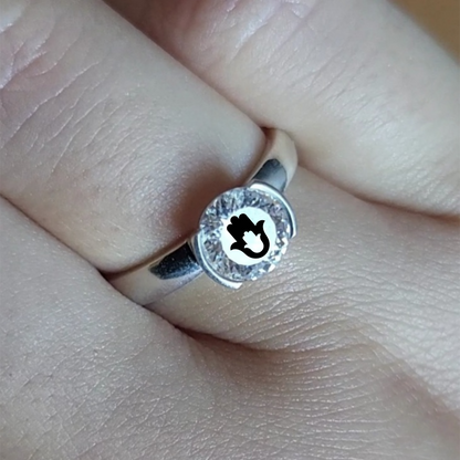 טבעת מרחפת חצי מסגרת בזל אבן מוסונייט עיגול בחיתוך מיוחד עם חריטת לייזר חמסה בחמסה - כסף 925 - Russian Cut Moissanite Bezel Ring