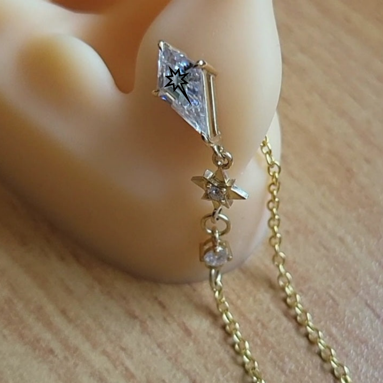 עגיל אבן מוסונייט Kite קייט עם חריטת לייזר כוכב הצפון ותליון כוכב הצפון אבן מתנדנדנת ושרשרת - זהב 14 קראט צהוב/לבן/רוז גולד – עגיל תלוי מיוחד