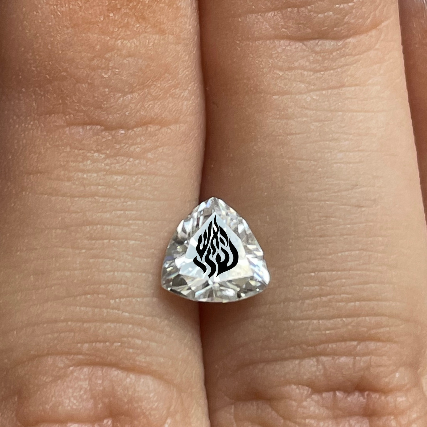 עגיל אבן מוסונייט משולש עם חריטת לייזר האש שלי – זהב 14 קראט צהוב/לבן/רוז גולד