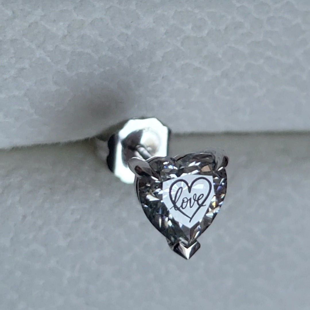 עגיל יהלום מעבדה לב עם חריטת לייזר לב Love – זהב 14 קראט צהוב/לבן/רוז גולד – עגיל ייחודי עם מסר אהוב