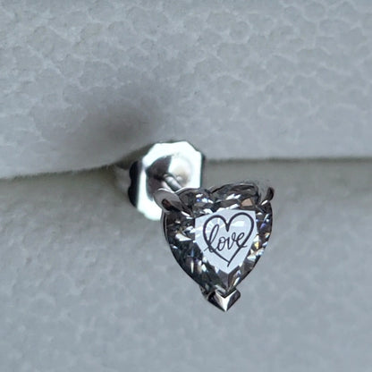 עגיל יהלום מעבדה לב עם חריטת לייזר לב Love – זהב 14 קראט צהוב/לבן/רוז גולד – עגיל ייחודי עם מסר אהוב