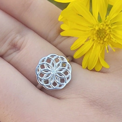 טבעת פרח החיים כסף 925 משובצת אבן מוסונייט עגולה - טבעת מנדלה פרח גיאומטרי בעיצוב מיוחד FLOWER OF LIFE RING