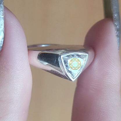 טבעת חותם מכסף אבן מוסונייט משולשת חריטה בעיצוב אישי