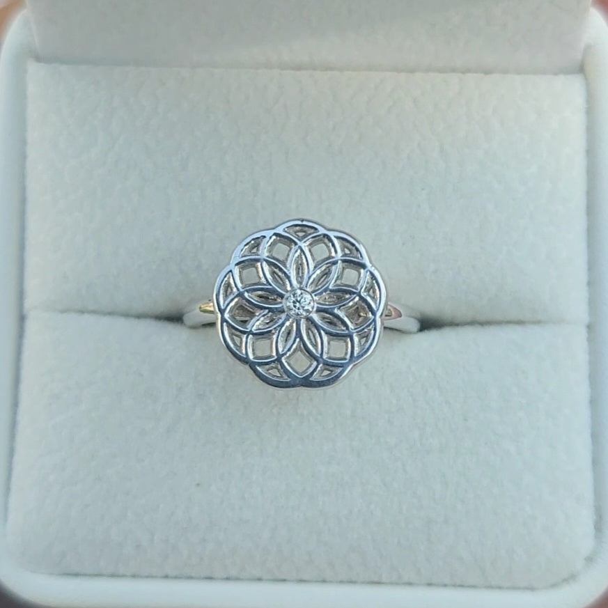 טבעת פרח החיים כסף 925 משובצת אבן מוסונייט עגולה - טבעת מנדלה פרח גיאומטרי בעיצוב מיוחד FLOWER OF LIFE RING