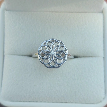 טבעת פרח החיים כסף 925 משובצת אבן מוסונייט עגולה - טבעת מנדלה פרח גיאומטרי בעיצוב מיוחד FLOWER OF LIFE RING