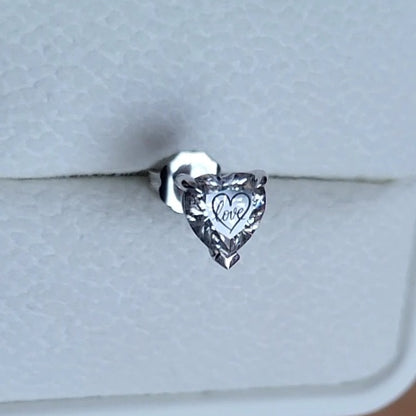 עגיל יהלום מעבדה לב עם חריטת לייזר לב Love – זהב 14 קראט צהוב/לבן/רוז גולד – עגיל ייחודי עם מסר אהוב