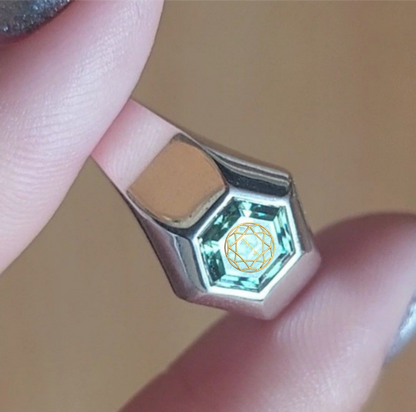 טבעת חותם מכסף 925 אבן מוסונייט משושה חריטת לייזר עיצוב אישי