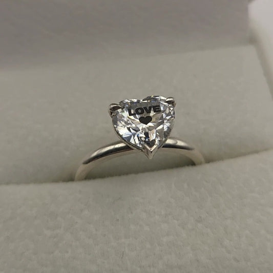 טבעת אבן מוסונייט לב עם חריטת לייזר LOVE לב – זהב 14 קראט לבן/צהוב/רוז גולד