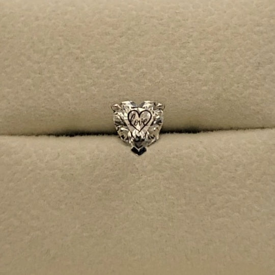 עגיל יהלום מעבדה לב עם חריטת לייזר לב Love – זהב 14 קראט צהוב/לבן/רוז גולד – עגיל ייחודי עם מסר אהוב