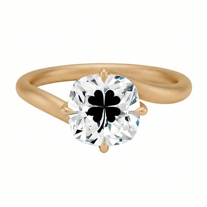 טבעת טוויסט יהלום מעבדה קושן עם חריטת לייזר תלתן - זהב 14 קראט לבן/צהוב/רוז גולד