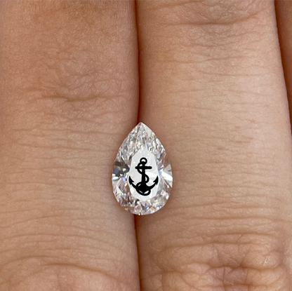 עגיל יהלום מעבדה טיפה עם חריטת לייזר עוגן – זהב 14 קראט לבן/צהוב/רוז גולד – עגיל ייחודי עם מסר מיוחד