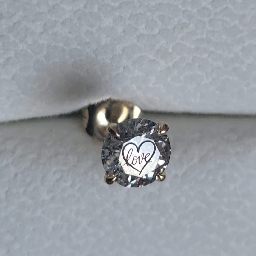 זוג עגילי מרטיני יהלום מעבדה עגול עם חריטת לייזר לב Love - זהב 14 קראט צהוב/לבן/רוז גולד