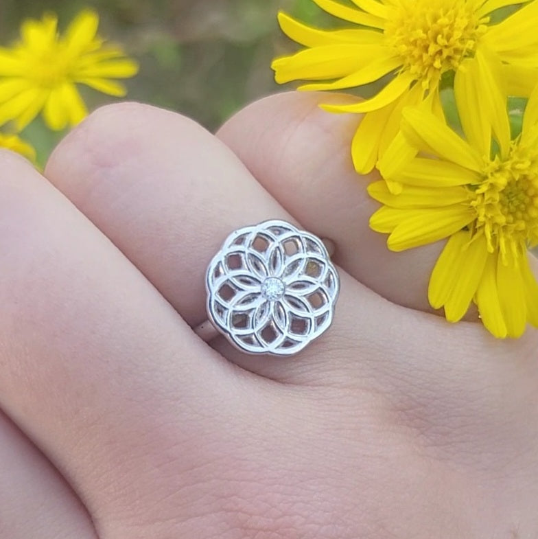 טבעת פרח החיים כסף 925 משובצת אבן מוסונייט עגולה - טבעת מנדלה פרח גיאומטרי בעיצוב מיוחד FLOWER OF LIFE RING