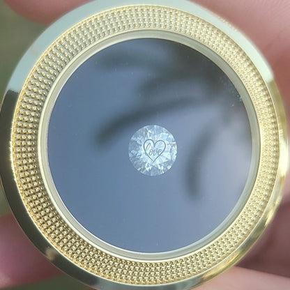 יהלום מעבדה עגול עם חריטת לייזר לב Love – יהלום מעבדה ייחודי למתנה