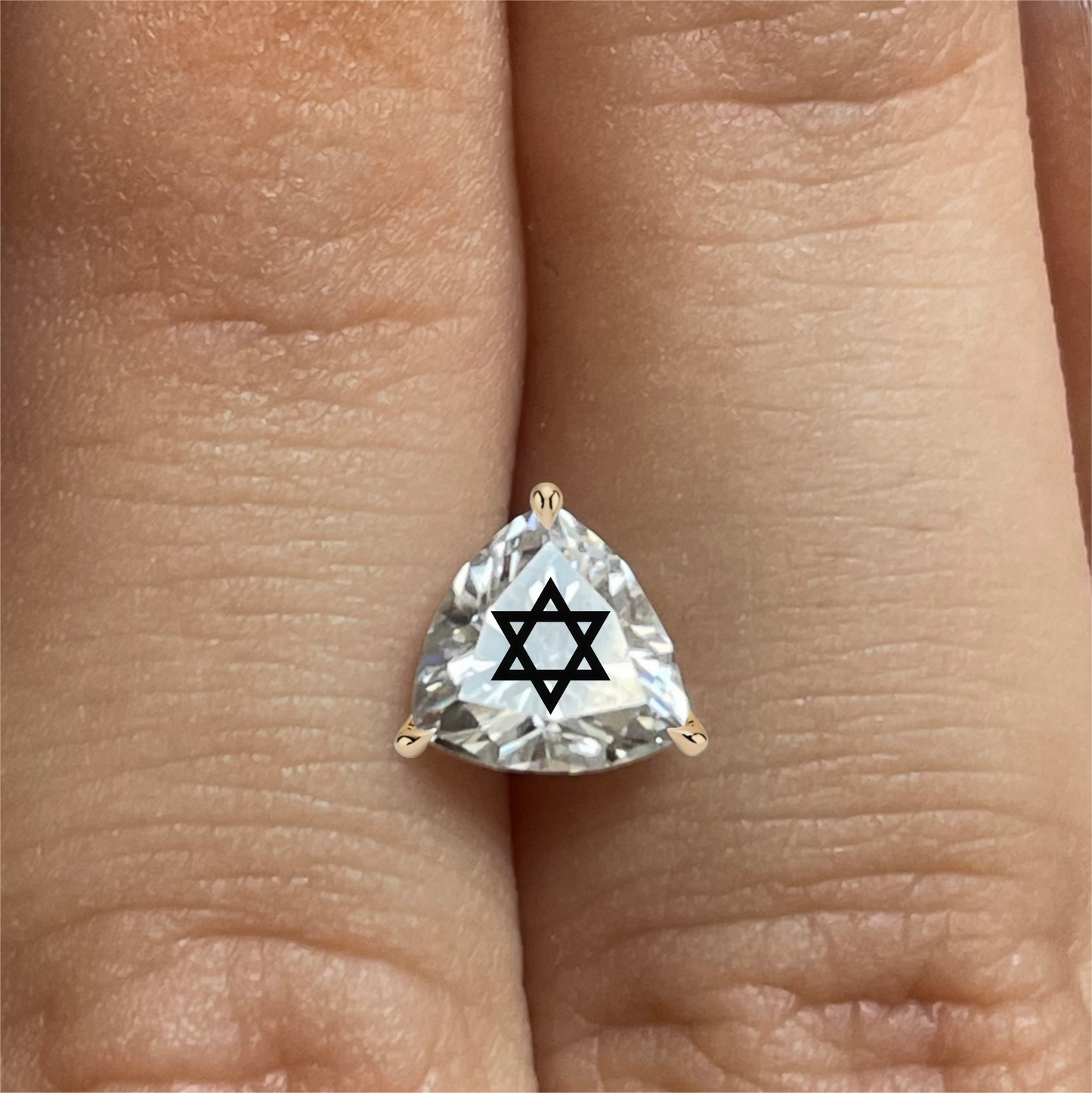 עגיל אבן מוסונייט משולש עם חריטת לייזר מגן דוד – זהב 14 קראט צהוב/לבן/רוז גולד