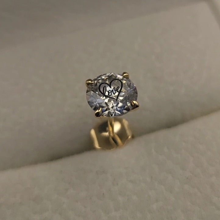 עגיל יהלום מעבדה עגול עם חריטת לייזר לב Love – זהב 14 קראט צהוב/לבן/רוז גולד