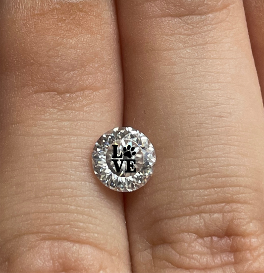 עגיל אבן מוסונייט עיגול בחיתוך מיוחד עם חריטת לייזר Love כף רגל כלב – זהב 14 קראט צהוב/לבן/רוז גולד