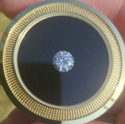 יהלום מעבדה עגול עם חריטת לייזר לב Love – יהלום מעבדה ייחודי למתנה