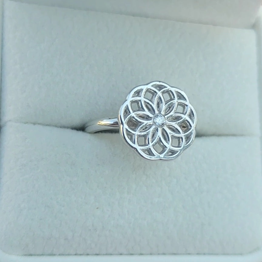 טבעת פרח החיים כסף 925 משובצת אבן מוסונייט עגולה - טבעת מנדלה פרח גיאומטרי בעיצוב מיוחד FLOWER OF LIFE RING