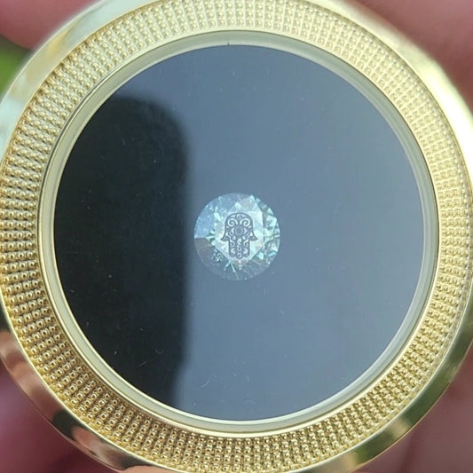 אבן מוסונייט עגול עם חריטת לייזר חמסה – אבן ייחודית עם מסר רוחני