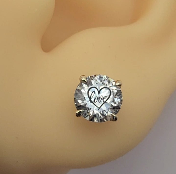 עגיל יהלום מעבדה עגול עם חריטת לייזר לב Love – זהב 14 קראט צהוב/לבן/רוז גולד