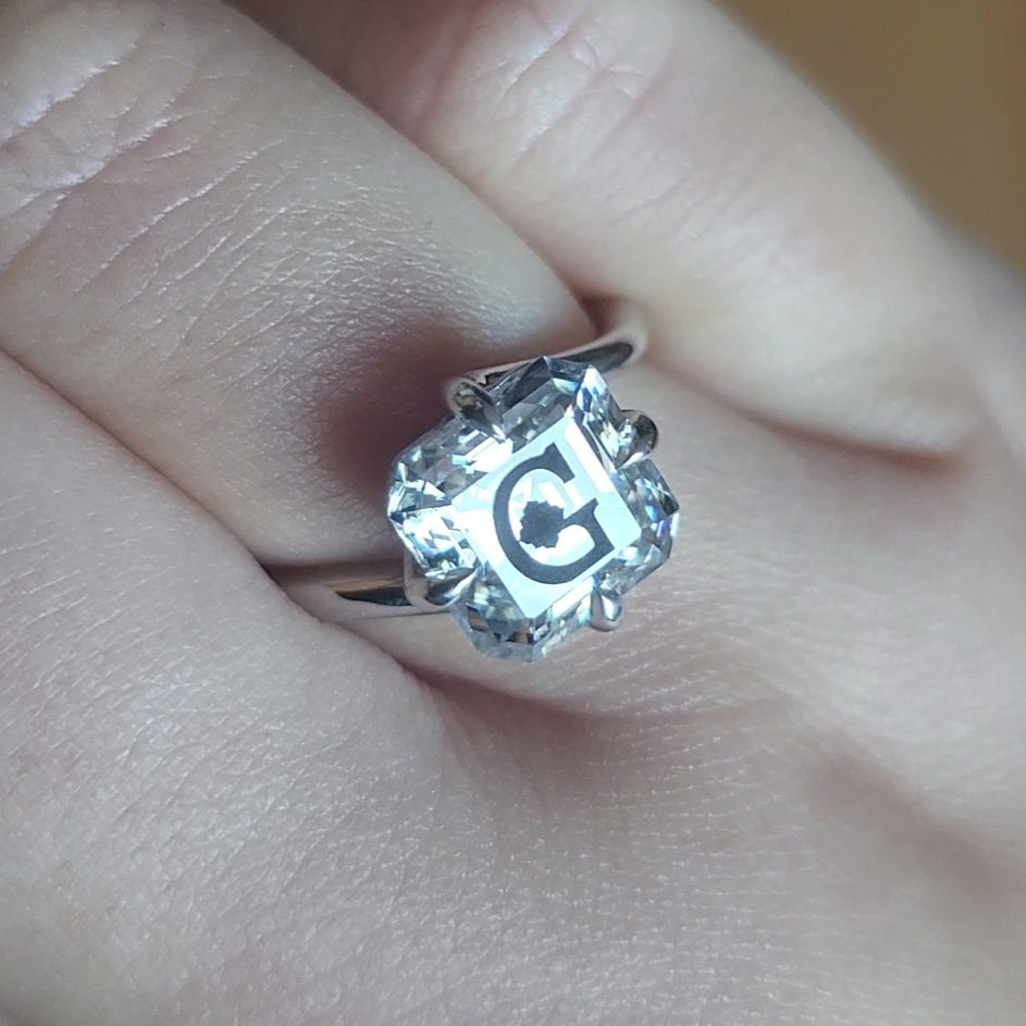 טבעת טוויסט אבן מוסונייט אשר חריטת לייזר לוגו בעיצוב אישי - כסף 925