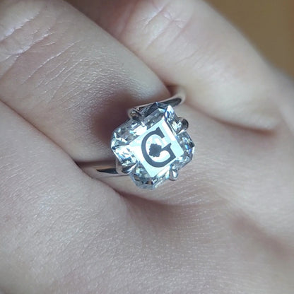 טבעת טוויסט אבן מוסונייט אשר חריטת לייזר לוגו בעיצוב אישי - כסף 925