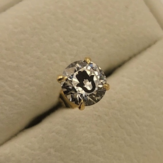 עגיל יהלום מעבדה עגול עם חריטת לייזר חמסה בחמסה – זהב 14 קראט צהוב/לבן/רוז גולד – עגיל ייחודי עם מסר רוחני