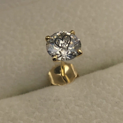 עגיל יהלום מעבדה עגול עם חריטת לייזר לב Love – זהב 14 קראט צהוב/לבן/רוז גולד