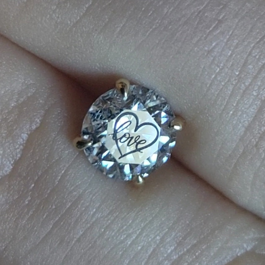 עגיל יהלום מעבדה עגול עם חריטת לייזר לב Love – זהב 14 קראט צהוב/לבן/רוז גולד