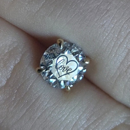 עגיל יהלום מעבדה עגול עם חריטת לייזר לב Love – זהב 14 קראט צהוב/לבן/רוז גולד