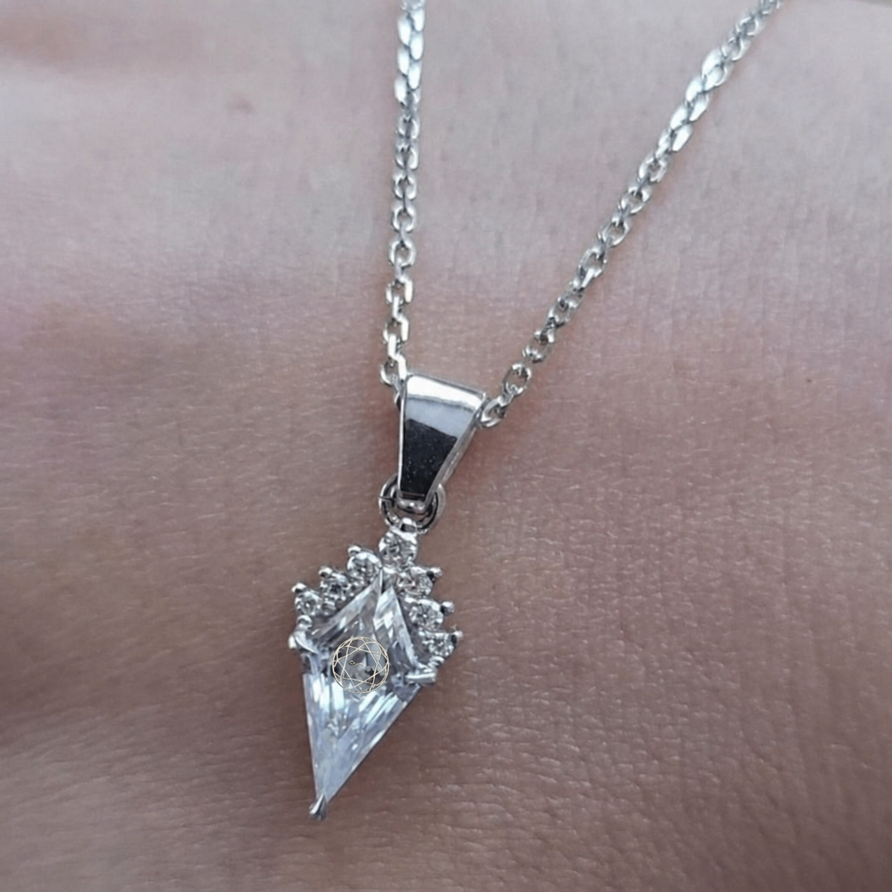 שרשרת תליון יהלום מעבדה עפיפון Kite קייט עם חריטת לייזר בעיצוב אישי ושיבוץ יהלומי מעבדה בצדדים - זהב 14 קראט צהוב/לבן/רוז גולד