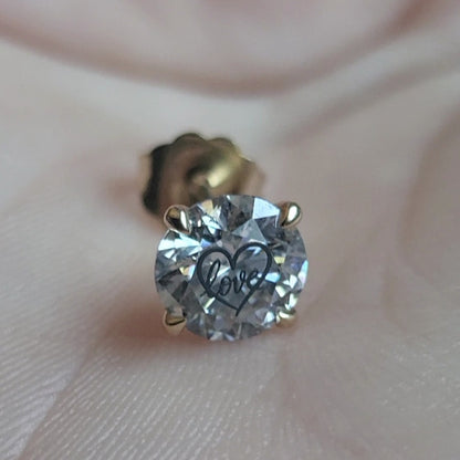 עגיל יהלום מעבדה עגול עם חריטת לייזר לב Love – זהב 14 קראט צהוב/לבן/רוז גולד