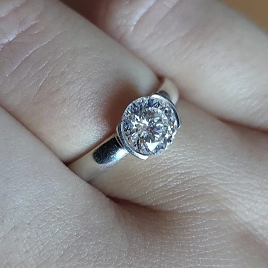 טבעת אירוסין מרחפת חצי מסגרת בזל אבן מוסונייט עיגול בחיתוך מיוחד - כסף 925 - Russian Cut Moissanite Bezel Ring