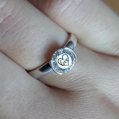 טבעת מרחפת חצי מסגרת בזל אבן מוסונייט עיגול בחיתוך מיוחד עם חריטת לייזר Love - כסף 925 - Russian Cut Moissanite Bezel Ring