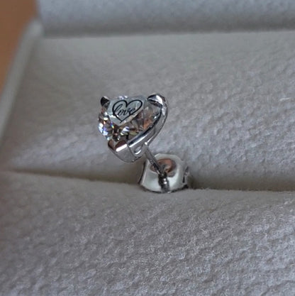 עגיל יהלום מעבדה לב עם חריטת לייזר לב Love – זהב 14 קראט צהוב/לבן/רוז גולד – עגיל ייחודי עם מסר אהוב