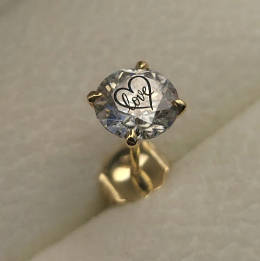 עגיל אבן מוסונייט עגול עם חריטת לייזר לב Love – זהב 14 קראט צהוב/לבן/רוז גולד