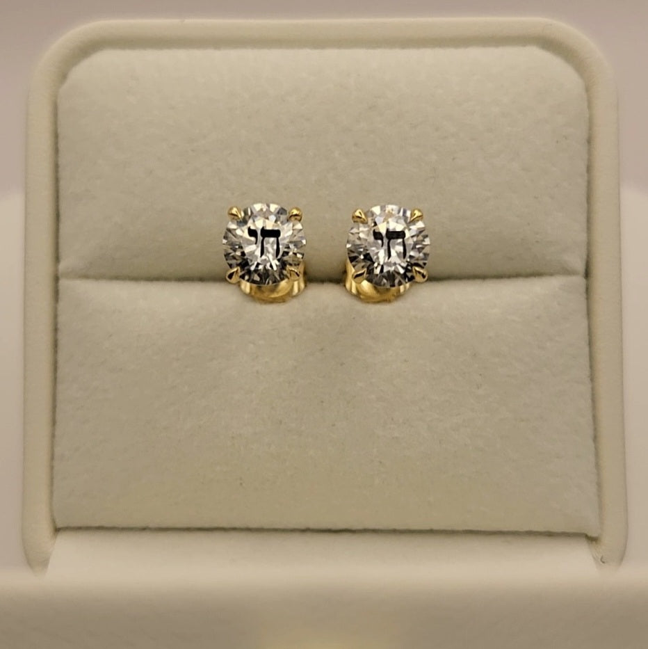 זוג עגילי אבן מוסונייט עגולים עם חריטת לייזר חי – זהב 14 קראט צהוב/לבן/רוז גולד – עגיל ייחודי עם מסר רוחני