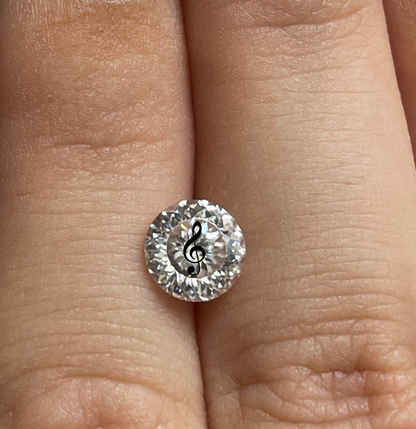 עגיל אבן מוסונייט עיגול בחיתוך מיוחד עם חריטת לייזר תו מוזיקלי – זהב 14 קראט צהוב/לבן/רוז גולד