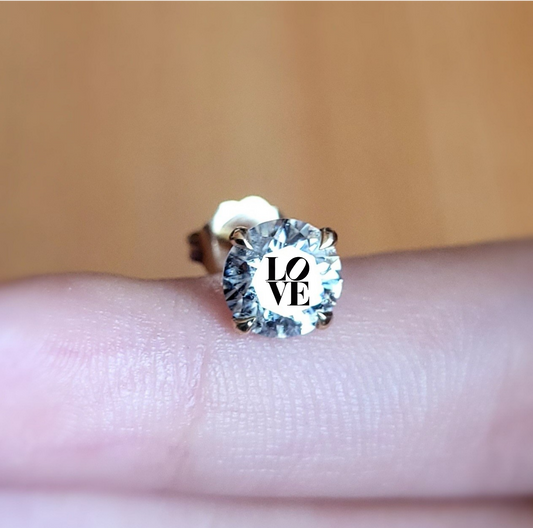 עגיל אבן מוסונייט עגול עם חריטת לייזר LOVE – זהב 14 קראט צהוב/לבן/רוז גולד