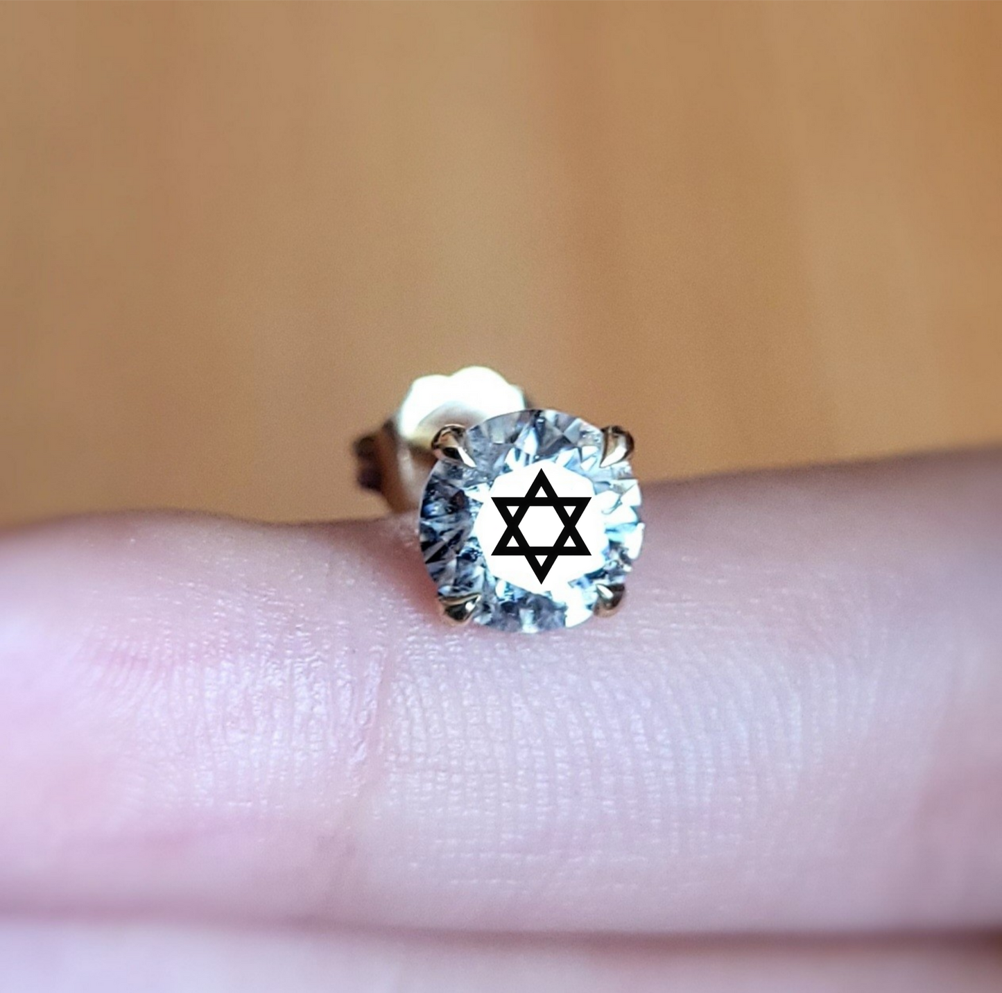 עגיל אבן מוסונייט עגול עם חריטת לייזר מגן דוד – זהב 14 קראט צהוב/לבן/רוז גולד – עגיל ייחודי עם מסר רוחני