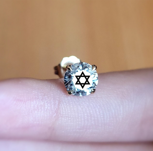 עגיל אבן מוסונייט עגול עם חריטת לייזר מגן דוד – זהב 14 קראט צהוב/לבן/רוז גולד – עגיל ייחודי עם מסר רוחני